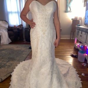 Brand new with tags. Size 6 Oleg Cassini Wedding dress, color is ivory.